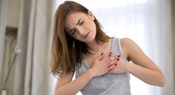 Đau ngực là triệu chứng dễ nhận thấy khi mắc bệnh lao phổi
