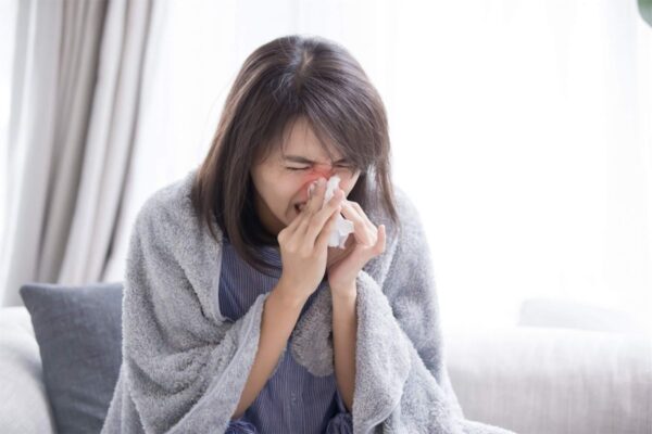 Nghẹt mũi kéo dài xảy ra khi niêm mạc mũi xoang bị kích thích, gây tăng tiết chất nhầy