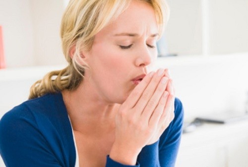 Giãn phế quản có thể là do mắc phải các bệnh lý về đường hô hấp khác như lao phổi, viêm đường hô hấp kéo dài...
