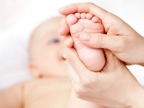 Mát sa gang bàn chân bằng tinh dầu tràm là một trong những cách chữa sổ mũi an toàn cho trẻ tại nhà hiệu quả.
