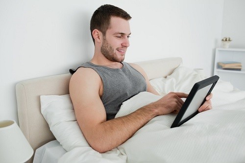 Ánh sáng phát ra từ các thiết bị điện tử như điện thoại, laptop...nằm trong những điều nên tránh khi bị mất ngủ