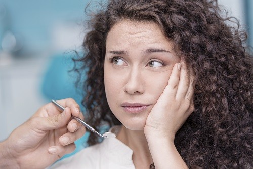 Răng lung lay ở người lớn kéo dài trong nhiều trường hợp là triệu chứng của các bệnh về răng miệng