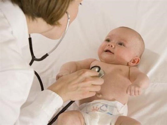 Bạn nên đến cơ sở chuyên khoa để thăm khám ngay khi trẻ có dấu hiệu nhiễm trùng đường hô hấp