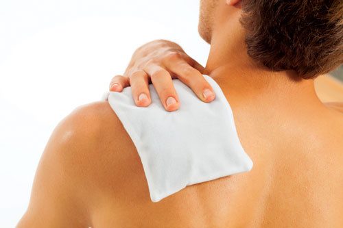Viêm gân cơ vai gây đau đớn vùng bả vai và quanh khớp vai Viêm gân cơ vai là bệnh gì? Nguyên nhân, triệu chứng và cách điều trị