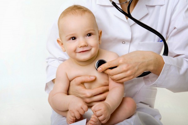 Bạn nên đưa trẻ đến cơ sở chuyên khoa nếu như trẻ có những dấu hiệu viêm phế quản co thắt nặng