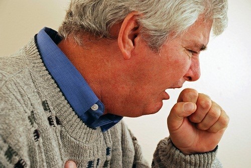 Người mắc viêm phổi thường ho, sốt hoặc lạnh run, khó thở, mệt mỏi và ăn không ngon. 