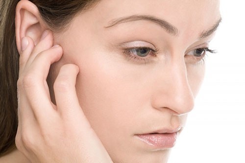 Viêm họng dễ dẫn đến bệnh viêm tai do vi khuẩn lan truyền qua đường liên thông từ họng đến lỗ vòi nhĩ và tai giữa.