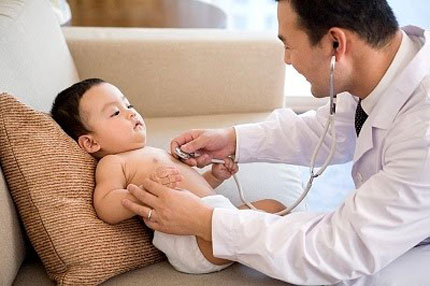 Bạn cần đưa trẻ đến cơ sở chuyên khoa để thăm khám nếu viêm đường hô hấp
