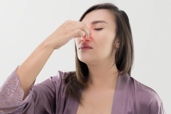 Bệnh viêm xoang gây ra tình trạng sổ mũi, ngạt mũi, khó thở kéo dài...