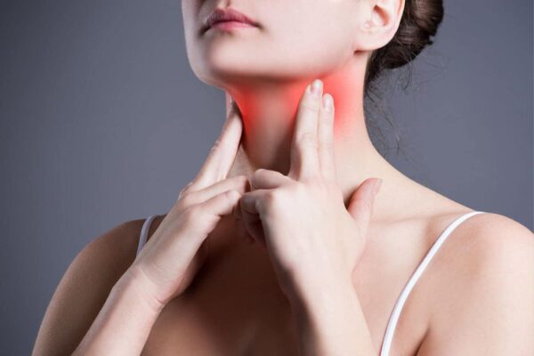 Người bị viêm amidan thường xuyên đau rát họng, nuốt vướng