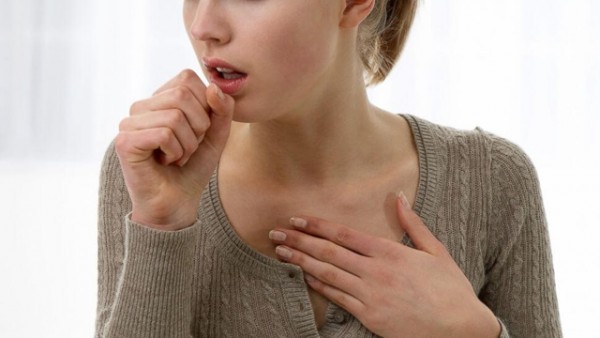 Người bị viêm thanh quản thường có triệu chứng ho, rát họng