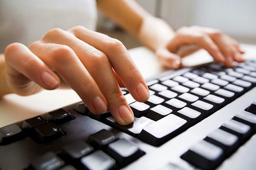 Nguyên nhân gây bệnh Viêm Cơ Khớp mà mọi người thường không để ý 2 Hoạt động tay quá nhiều có thể gây bệnh viêm cơ khớp ở nhân viên văn phòng