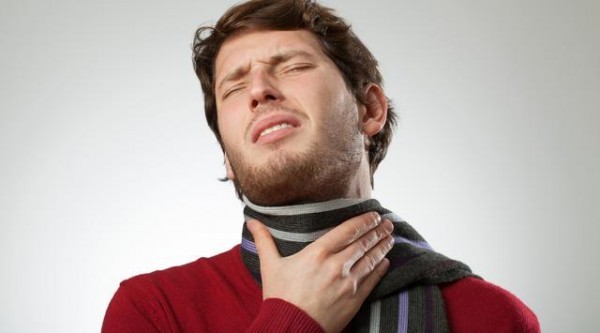 Người viêm họng hạt thường có cảm giác khó chịu, vướng ở trong cổ họng giống như có vật gì chặn lại trong cổ họng.