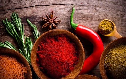 <em>Đồ ăn cay nóng, nhiều gia vị và căng thẳng không phải là nguyên nhân gây viêm loét dạ dày tá tràng nhưng có thể làm trầm trọng thêm các triệu chứng của bệnh.</em>