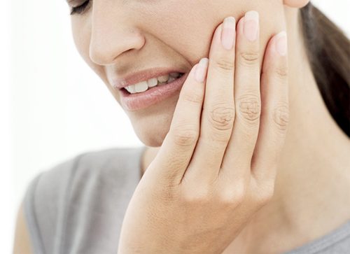 Viêm Cơ Má là gì? Triệu chứng, nguyên nhân và cách điều trị 1 Viêm cơ má gây đau nhức vùng má