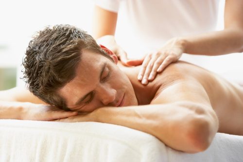 Viêm Cơ Vân là gì? Triệu chứng, nguyên nhân và cách phòng tránh 2 Mát xa, xoa bóp vùng cơ là cách phòng tránh viêm cơ vân hiệu quả