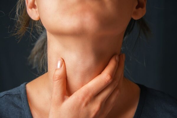 Khó thở, hụt hơi là dấu hiệu của viêm thanh quản thường gặp