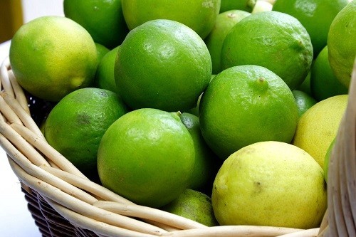 Chanh là loại quả có chứa nhiều axit citric nhất, dễ dẫn tới tình trạng ợ nóng.