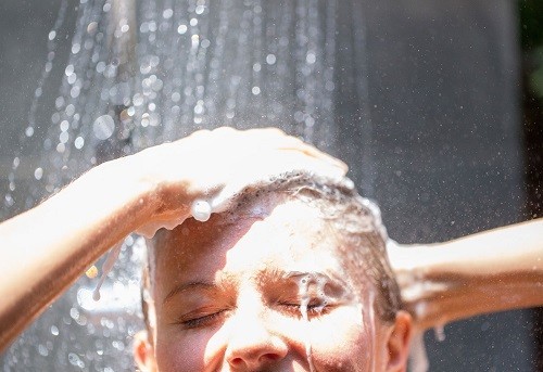 Tắm nước nóng trong thời gian dài có thể làm cho da khô nhiều hơn