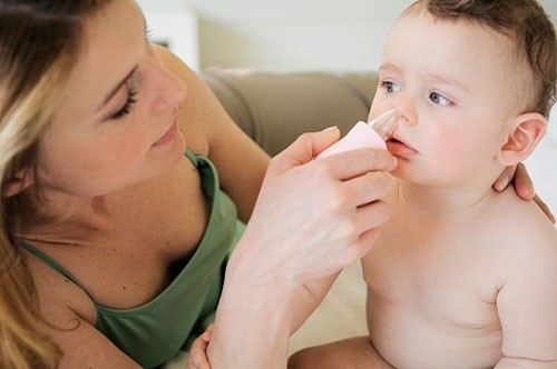 Rửa mũi cho trẻ khi trẻ bị viêm đường hô hấp