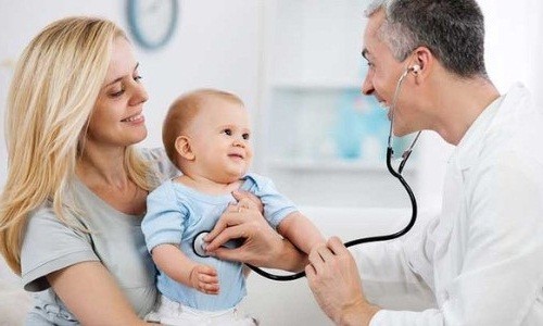 Nếu trẻ sơ sinh trớ kèm theo những triệu chứng khác cần đưa trẻ đến bệnh viện để được bác sĩ chuyên khoa thăm khám