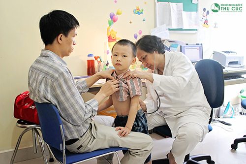 Bác sĩ khám các bệnh về xương cho trẻ