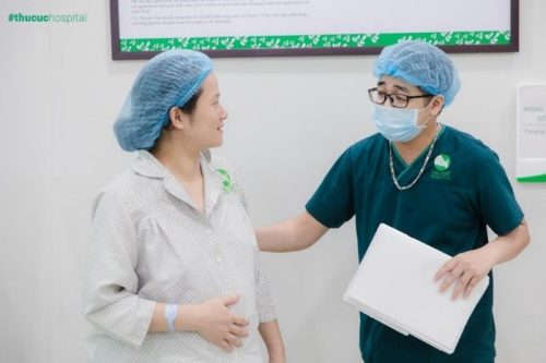 Bà bầu không được với tay cao và nhón chân