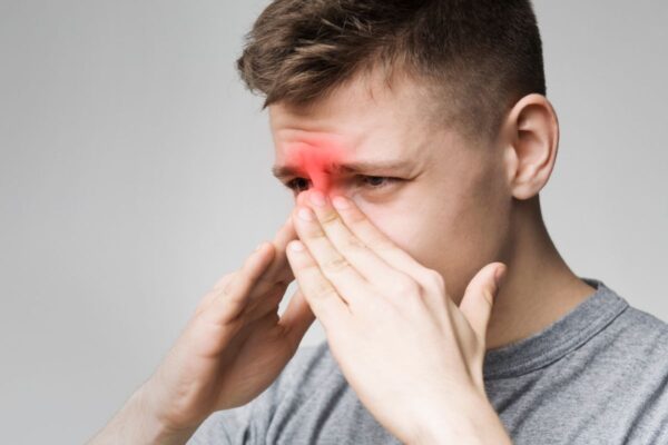 Viêm tai giữa, viêm cầu thận, viêm màng não... là các biến chứng của bệnh viêm xoang