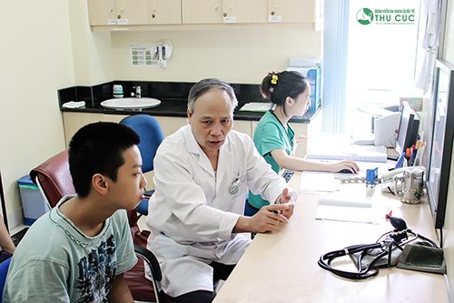 Khi đi khám, người bệnh sẽ được bác sĩ tư vấn cách phòng bệnh lây qua đường tiêu hóa