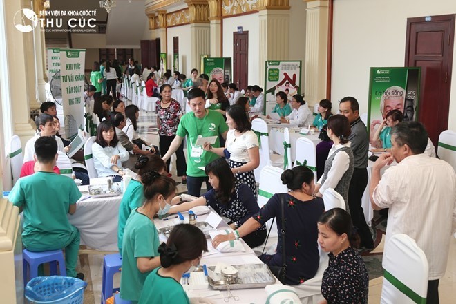 Người dân Thanh Hóa ngồi hàng dài đợi khám tầm soát ung thư miễn phí