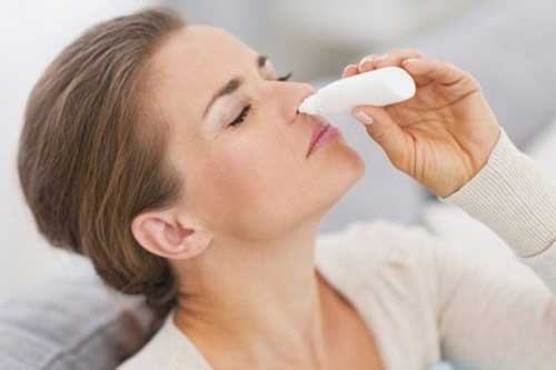 Bạn có thể tự pha hỗn hợp nước muối tại nhà hoặc đơn giản là mua thuốc nhỏ mũi tại các hiệu thuốc. Việc nhỏ mũi với hỗn hợp nước muối có thể được lặp lại từ 4-5 lần/ngày cho đến khi khỏi hẳn triệu chứng ngạt mũi.