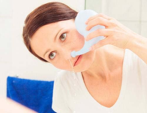 Việc xúc rửa khoang mũi bằng nước muối sinh lý (nồng độ 0.9%) giúp khoang mũi sạch sẽ hơn