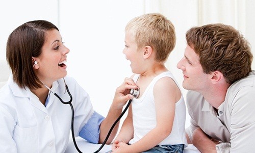 Bạn nên đưa trẻ đến cơ sở chuyên khoa để được thăm khám khi trẻ bị sổ mũi