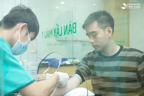 Lấy máu xét nghiệm, một bước trong gói khám tiền hôn nhân tại Bệnh viện Thu Cúc