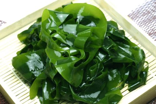 Rong biển là thực phẩm chữa táo bón hiệu quả do có chứa Alga alkane mannitol - loại đường có hàm lượng calo thấp, giúp nuôi dưỡng các vi khuẩn có lợi cho ruột, làm cho thức ăn tiêu hoá nhanh và sớm loại bỏ các các chất cặn bã lưu lại trong ruột.
