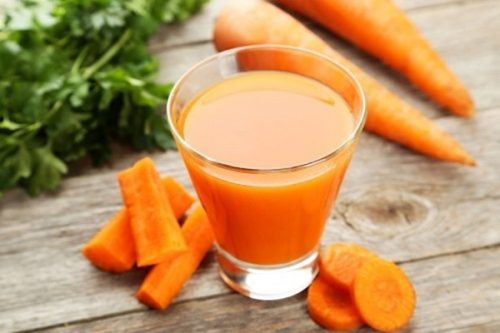 Cà rốt là một trong những thực phẩm chữa táo bón hiệu quả. Cà rốt chứa nhiều beta carotin, vitamin B9, carotene và vitamin B1, vitamin B2, vitamin C, protein, chất béo, chất xơ thô, sắt, canxi, phốt pho, có tác dụng giúp điều hòa ruột, nhuận tràng và làm khoan khoái bụng