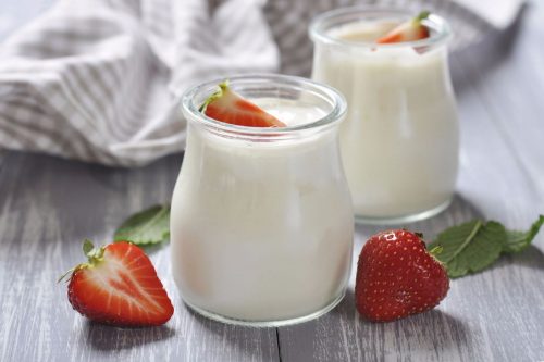 Lợi khuẩn probiotics và lactobacillus sinh ra trong quá trình lên men sữa chua có công dụng điều hoà các vi khuẩn đường ruột, giúp duy trì sự cân bằng cho chức năng ruột. Do đó, sữa chua được biết đến là thực phẩm giúp ngăn ngừa chứng táo bón và phòng ngừa bệnh tiêu chảy hiệu quả.