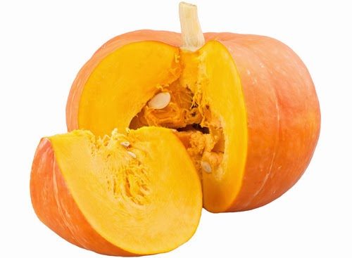Bí ngô rất dồi dào các vitamin A, E, C và B6. Hơn nữa, bí ngô còn rất giàu sắt và kẽm, giúp bổ sung lượng máu cho cơ thể, phòng ngừa bệnh thiếu máu hay gặp ở mẹ bầu. Chất xơ dồi dào trong bí ngô, giúp nhuận tràng, ngừa táo bón và trĩ.