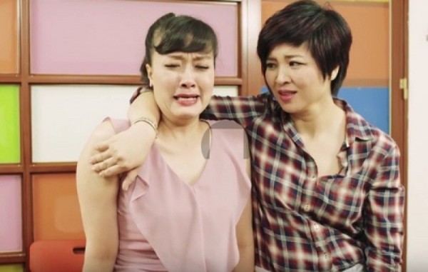 Vân Dung (trái) và đồng nghiệp trong 1 tiểu phẩm hài