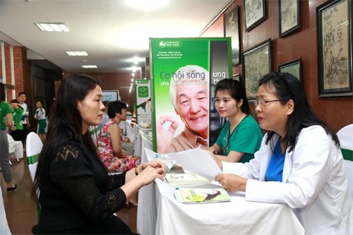 Bác sĩ Đỗ Tuyết Mai (BV Thu Cúc) đang tư vấn sức khỏe cho người dân Quảng Ninh. 