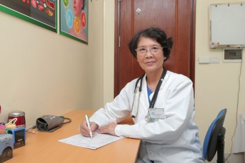 Người bệnh được thăm khám test vi khuẩn HP qua hơi thở với đội ngũ bác sĩ giỏi chuyên khoa tiêu hóa