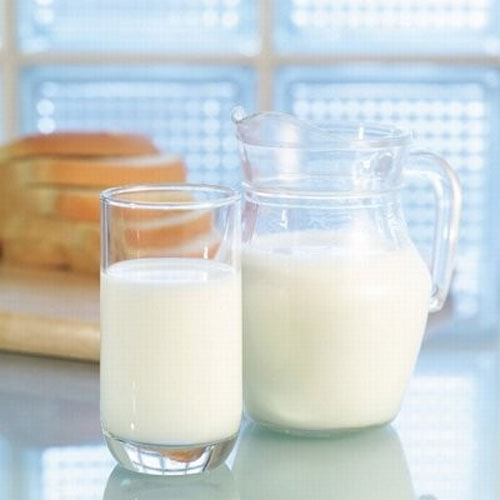 Lactose là một loại đường có trong sữa. Không dung nạp lactose là do không có khả năng sản xuất đủ lactase (enzyme cần thiết để phá vỡ lactose). Người bệnh sẽ bị tiêu chảy, đau bụng và đầy hơi. Những người này nên kiêng sử dụng các sản phẩm từ sữa. Với trẻ em, có thể thay các loại sữa khác bằng sữa đậu nành tăng cường vì nó cung cấp lactose tự nhiên.