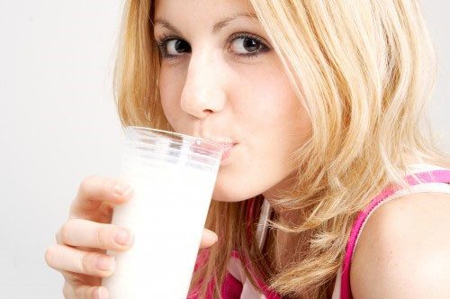 Uống không đủ nước cũng là một trong các nguyên nhân gây táo bón