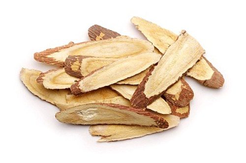 Cùng với các vị thuốc nam chữa đau dạ dày khác, cam thảo là một loại thảo dược có tác dụng tăng cường bảo vệ của cơ thể, qua đó giúp ngăn ngừa việc hình thành những vết loét bên trong dạ dày. Vì vậy, dùng cam thảo là cách chữa bệnh dạ dày hiệu quả được nhiều người sử dụng. Tuy nhiên, người bệnh cần lưu ý phải ăn cam thảo trước mỗi bữa ăn khoảng nửa tiếng. Điều này giúp cho những vết loét được chữa trị hiệu quả hơn. Đó là do cam thảo hoạt động như một lớp màng ở dạ dày, giúp dạ dày bạn được bảo vệ.