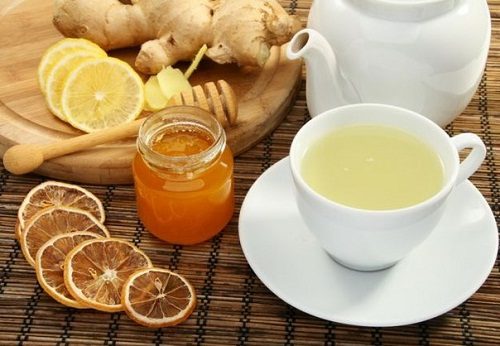 Uống nước chanh gừng mật ong ấm giúp bạn chữa đầy hơi khó tiêu nhanh chóng.