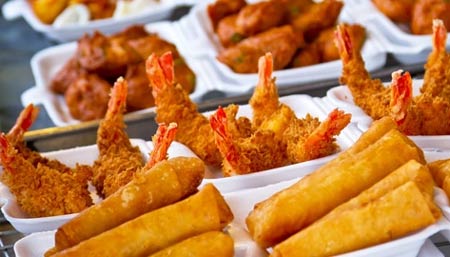 Những thực phẩm chiên xào chứa hàm lượng chất béo cao, nên những đồ ăn này thường khó tiêu hóa, thời gian hấp thụ lâu hơn các đồ ăn khác, do đó có sự hình thành khí, tăng cảm giác khó chịu ở bụng. Chất béo dễ làm cho tình trạng đầy bụng của bạn nặng nề hơn.