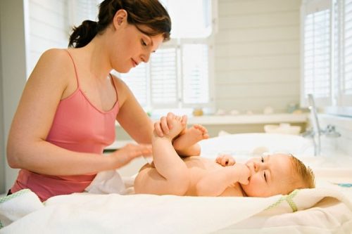Tiêu chảy là một trong các triệu chứng của bệnh rối loạn đường tiêu hóa ở trẻ sơ sinh