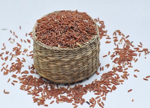 Gạo lứt có rất nhiều tác dụng tốt cho sức khỏe. Còn quả phật thủ từ lâu đã được sử dụng như một vị thuốc chữa đau dạ dày. Đây là loại quả có tính ấm, vị cay, đắng và chua, có tác dụng chỉ thống, kiện vị, chống buồn nôn, giúp tiêu hóa tốt. Các nghiên cứu khoa học hiện đại cũng chỉ ra rằng, trong phật thủ có chứa tinh dầu và hợp chất hesperidin rất có giá trị trong việc chữa đau dạ dày. Khi nấu món ăn chữa bệnh đau dạ dày này, cần rửa sạch quả phật phủ, thái lát mỏng rồi đun lấy nước. Gạo lứt đem đãi sạch, cho vào nồi nấu cháo, cuối cùng rắc thêm đường phèn trước khi ăn.