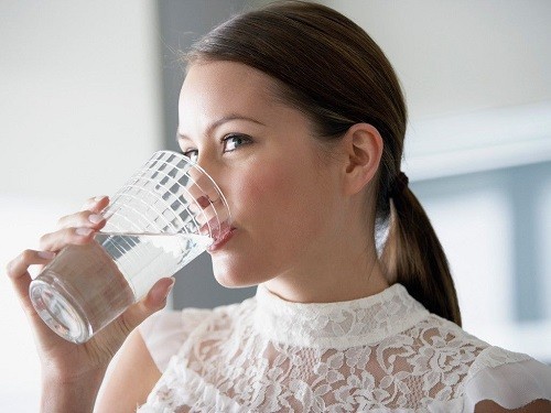 Uống nước thật chậm và bịt mũi trong khi nuốt là một cách đơn giản để chữa nấc cụt.
