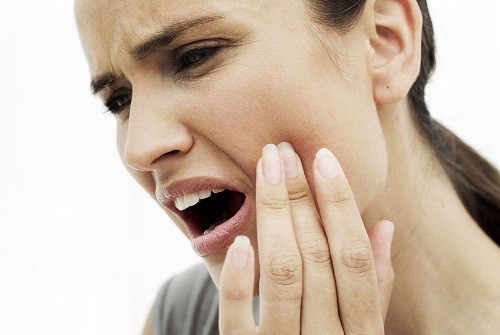 Áp xe răng thường gây sưng quanh miệng, má và hàm. 